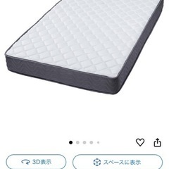 ワードローブ、鏡、マットレスの組み合わせの画像