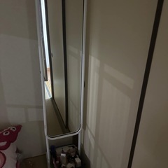 ワードローブ、鏡、マットレスの組み合わせの画像