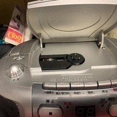 多機能なCDカセットラジオの画像