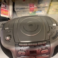多機能なCDカセットラジオの画像