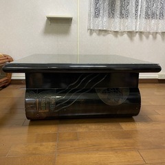 アンティークテーブル&壁掛けインテリアの画像