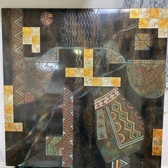 アンティークテーブル&壁掛けインテリアの画像