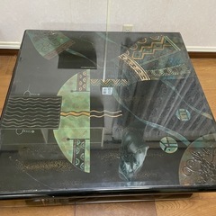 アンティークテーブル&壁掛けインテリアの画像