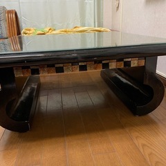 アンティークテーブル&壁掛けインテリアの画像