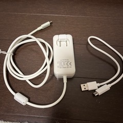 ACアダプターとUSBケーブル 