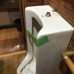 男性用小便器の画像