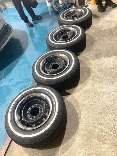 ハイエース ホワイトリボンタイヤ トリムリング付き