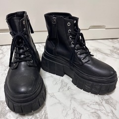 🤍Bershka 鬼盛厚底ブーツの画像