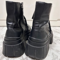 🤍Bershka 鬼盛厚底ブーツの画像