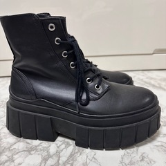 🤍Bershka 鬼盛厚底ブーツの画像