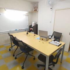 会議ができパソコンケーブルがあるテーブル