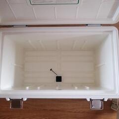 カセットテープとクーラーボックスの画像