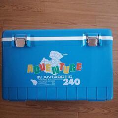 カセットテープとクーラーボックスの画像