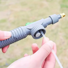 【水やりスプレー】ペットボトルを使用した花木への水やり噴霧器　圧力は調節可能の画像