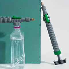 【水やりスプレー】ペットボトルを使用した花木への水やり噴霧器　圧力は調節可能の画像