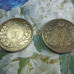 お下げ致しました！古銭・（明治8年1円銀貨＝1枚＆（明治8年貿易銀貨＝1枚）合計＝2枚のお譲りです。