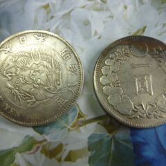 古銭・（明治8年1円銀貨＝1枚＆（明治8年貿易銀貨＝1枚）合計＝2枚のお譲りです。の画像