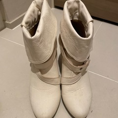 ショートブーツ　オフホワイトの画像
