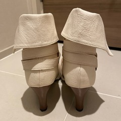 ショートブーツ　オフホワイトの画像