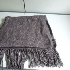 E hyphen world gallery ブラウンの大判マフラー 前ボタン付きの画像