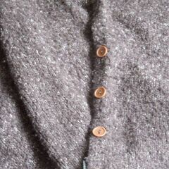 E hyphen world gallery ブラウンの大判マフラー 前ボタン付きの画像