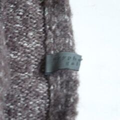 E hyphen world gallery ブラウンの大判マフラー 前ボタン付きの画像