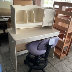 カントリー風のホワイト木目の学習机　イス付き　未使用品