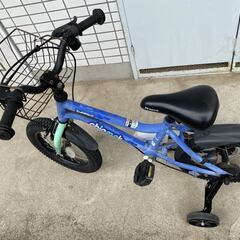 子ども自転車　補助輪付く