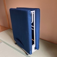 折りたためるシングルベッド