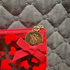 ビクトリアシークレット♡ロゴ付き赤いハートポーチの画像