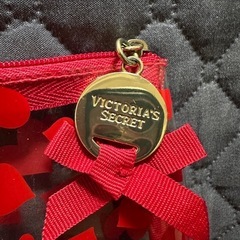 ビクトリアシークレット♡ロゴ付き赤いハートポーチの画像