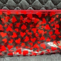 ビクトリアシークレット♡ロゴ付き赤いハートポーチの画像