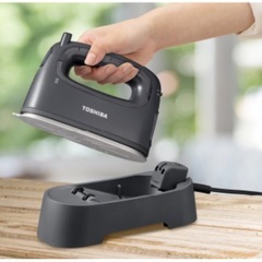 即渡し可能　お値下げ価格　TOSHIBA コードレス衣類スチーマー　アイロンの画像