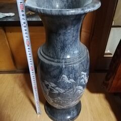 石でできた花瓶