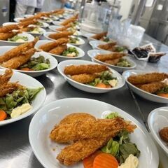 週2〜OK！3時間の短時間OK！扶養内勤務OK！無資格・未経験でもサポートがあるので安心！調理補助スタッフの画像