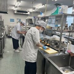 週2〜OK！3時間の短時間OK！扶養内勤務OK！無資格・未経験でもサポートがあるので安心！調理補助スタッフの画像
