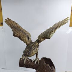 夫婦鷹の置物 金属製の画像