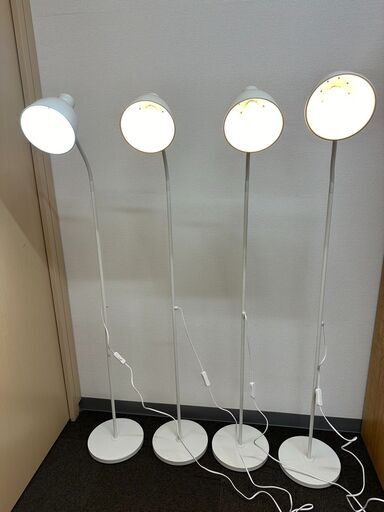 フロアスタンドライト　１台：2000円　総数：4台　バラ売り可