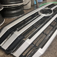 トヨタランドクルーザー300 純正グリルの画像