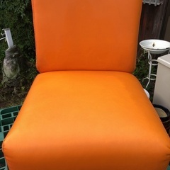 オレンジ色の1人掛けソファー