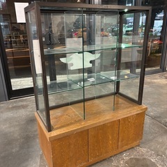 ガラス製キャビネット