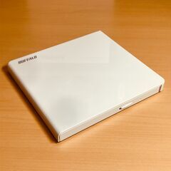BUFFALO ポータブルDVDドライブ DVSM-PLV8U2（ホワイト）の画像