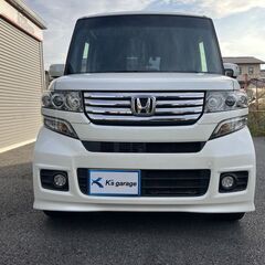 【車検2年付】【ホンダ N-BOX 660カスタムG ターボパッケージ】ミラー型前後ドラレコ ターボ 大型ルーフコンソール BluetoothAudio 両側電動スライドドア バックカメラ ナビ フルセグＴＶ トゥイーター ベンチシート ＥＴＣ 人気のパールホワイトの画像