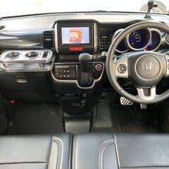 【車検2年付】【ホンダ N-BOX 660カスタムG ターボパッケージ】ミラー型前後ドラレコ ターボ 大型ルーフコンソール BluetoothAudio 両側電動スライドドア バックカメラ ナビ フルセグＴＶ トゥイーター ベンチシート ＥＴＣ 人気のパールホワイトの画像