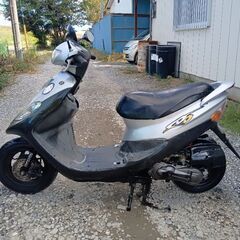 非常に良いエンジン。SYM DD50。バッテリーは新品。2ストロークエンジンのオイルタンクは満タン。サイドスタンド付き。フロントディスクブレーキ付き。 メーター読みで60キロまで速度確認済み。  ◆安い価格で安心して乗れる良いバイクを提供しています。の画像