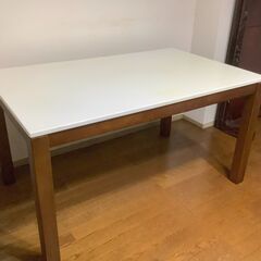 ダイニングテーブルの画像
