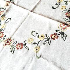 厚めの素敵な刺繍テーブルクロス　花柄　海外から