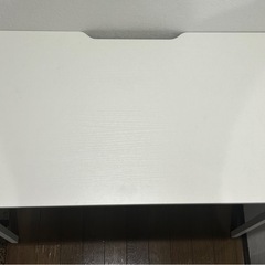 白色 机 オフィスデスクの画像