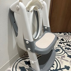 ステップ付き折りたたみ式補助便座の画像