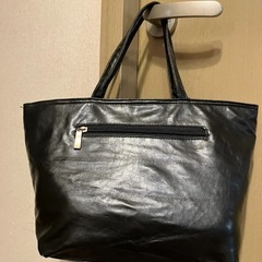 黒×リボン×ビジュー付きかわいいマットなトートバッグの画像